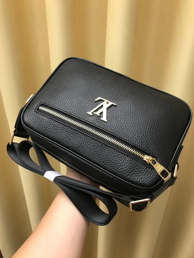 2021 V Brand New Crossbody Bag Classic Design with Zipper Detail
