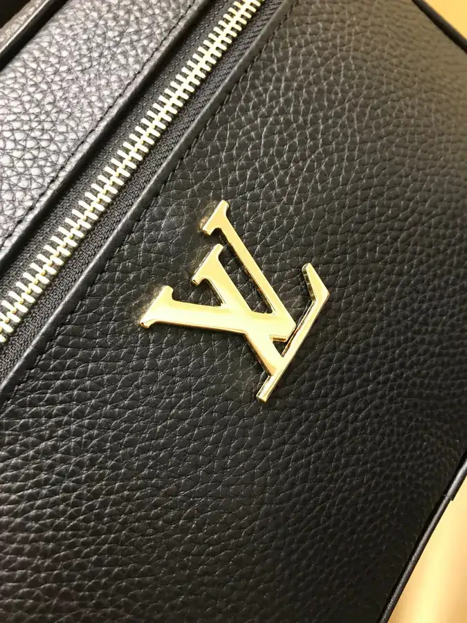 2021 V Brand New Crossbody Bag Classic Design with Zipper Detail