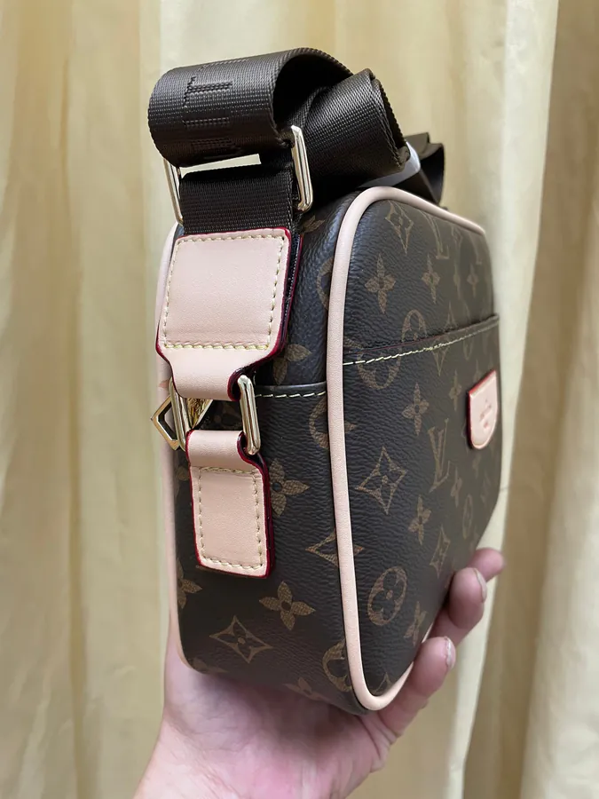 V Brand New Arrival Bucket Bag with Classic Material and Colorful Logo