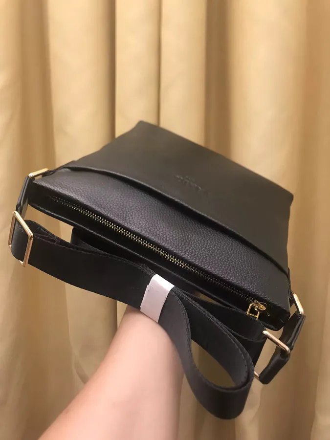 2023 V Home New Crossbody Bag Classic Design with Zipper Detail and Large Capacity