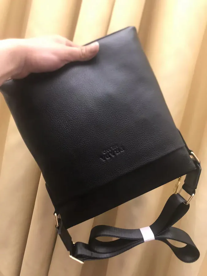 2023 V Home New Crossbody Bag Classic Design with Zipper Detail and Large Capacity