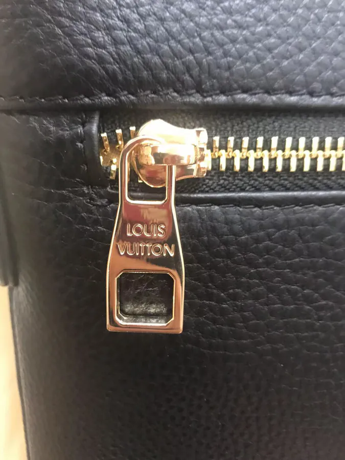 2023 V Home New Crossbody Bag Grained Calfskin, Classic Design