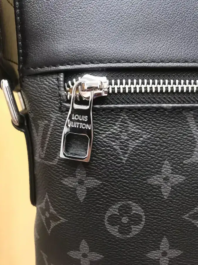 V Brand New Arrival Bucket Bag with Logo Embossing