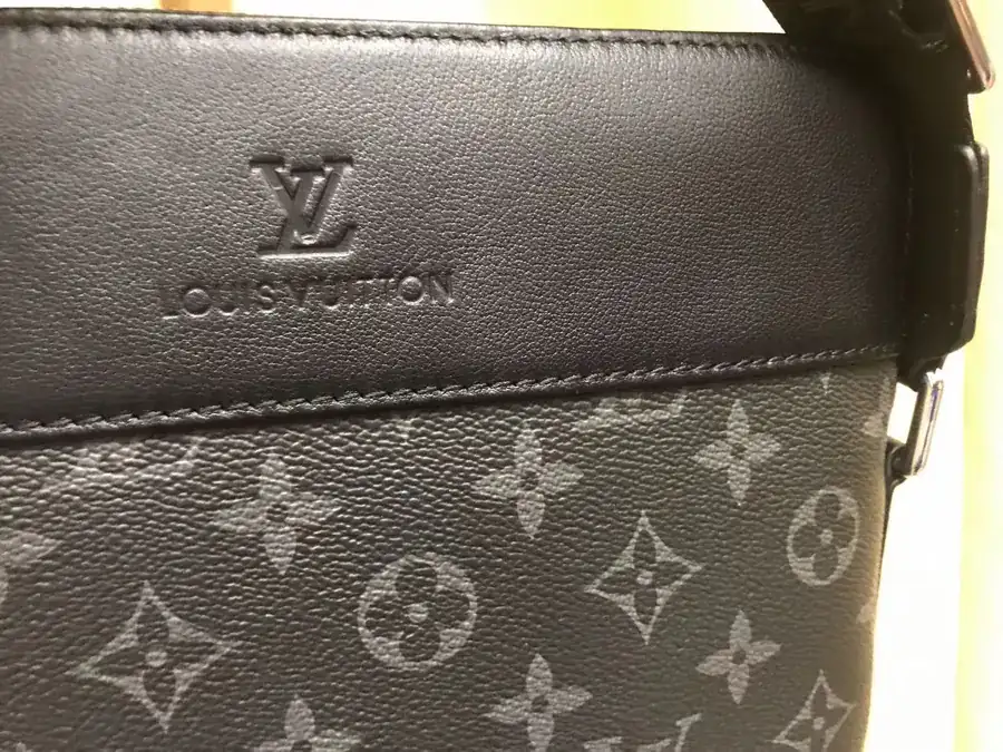 V Brand New Arrival Bucket Bag with Logo Embossing