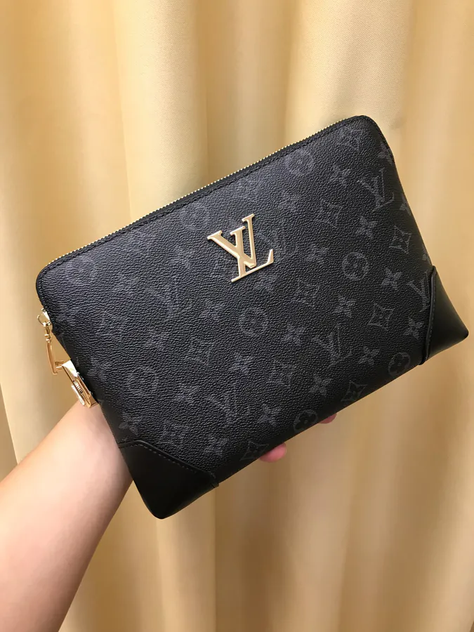 V Brand 2021 New Arrival (With Box) Classic Material, Sleek Design
