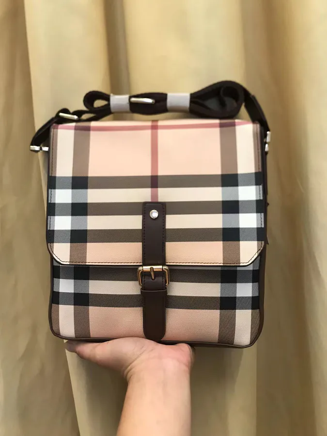 B Family 2023 New Crossbody Bag, Medium Size, Elegant and Practical