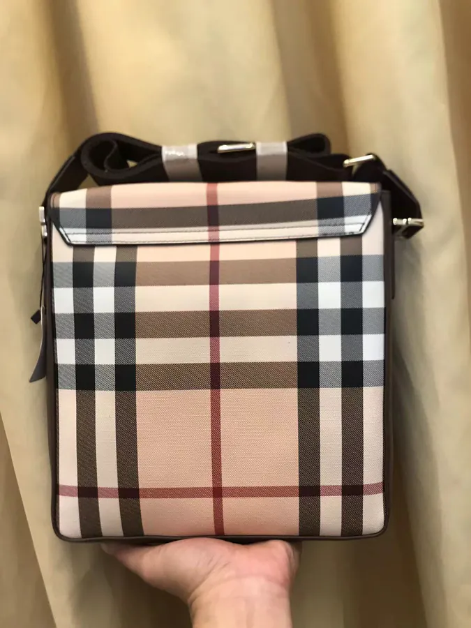 B Family 2023 New Crossbody Bag, Medium Size, Elegant and Practical