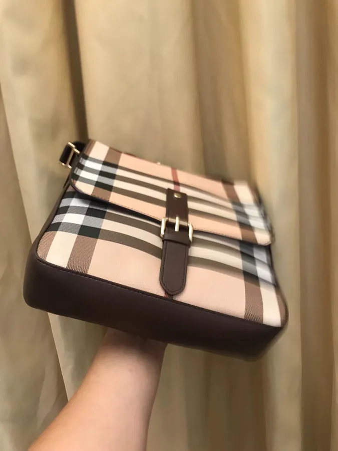 B Family 2023 New Crossbody Bag, Medium Size, Elegant and Practical