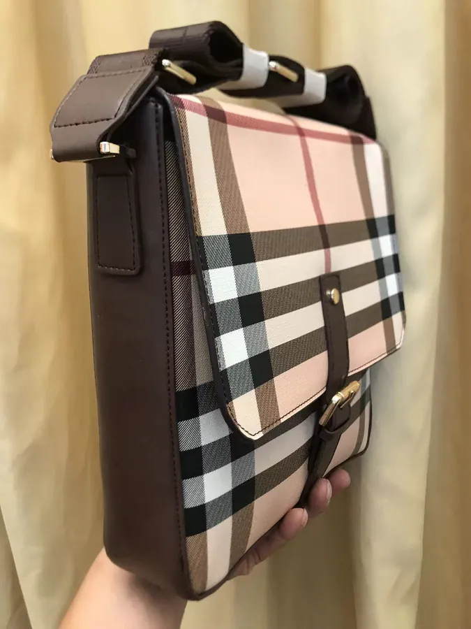B Family 2023 New Crossbody Bag, Medium Size, Elegant and Practical