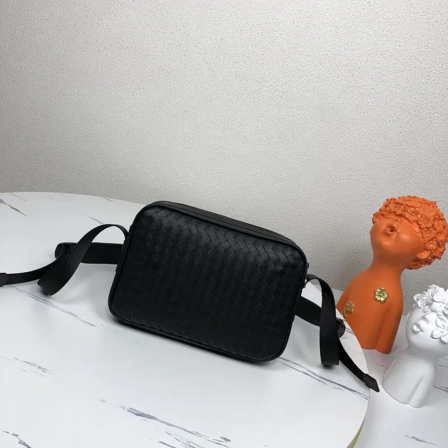 420BV Woven Messenger Bag Minimalist and Practical