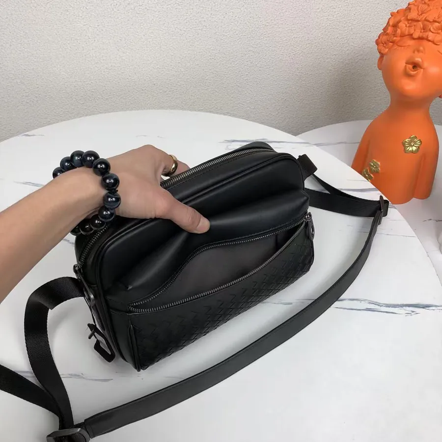 420BV Woven Messenger Bag Minimalist and Practical
