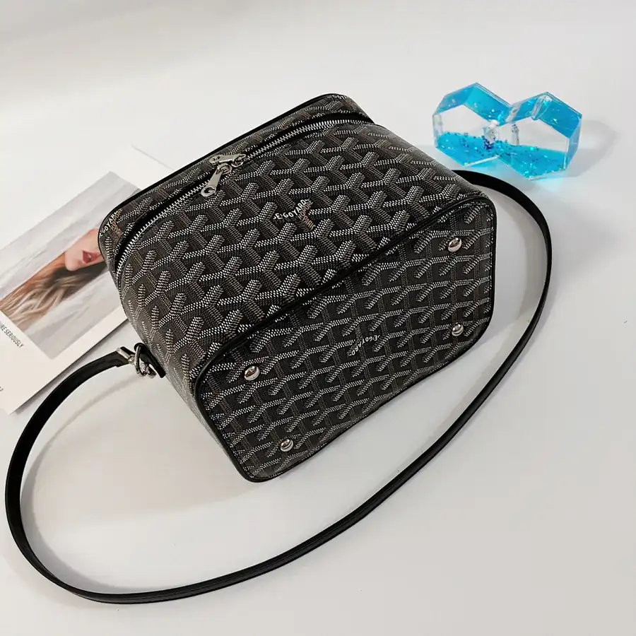 Muse Cosmetic Bag with Smart Interior Space