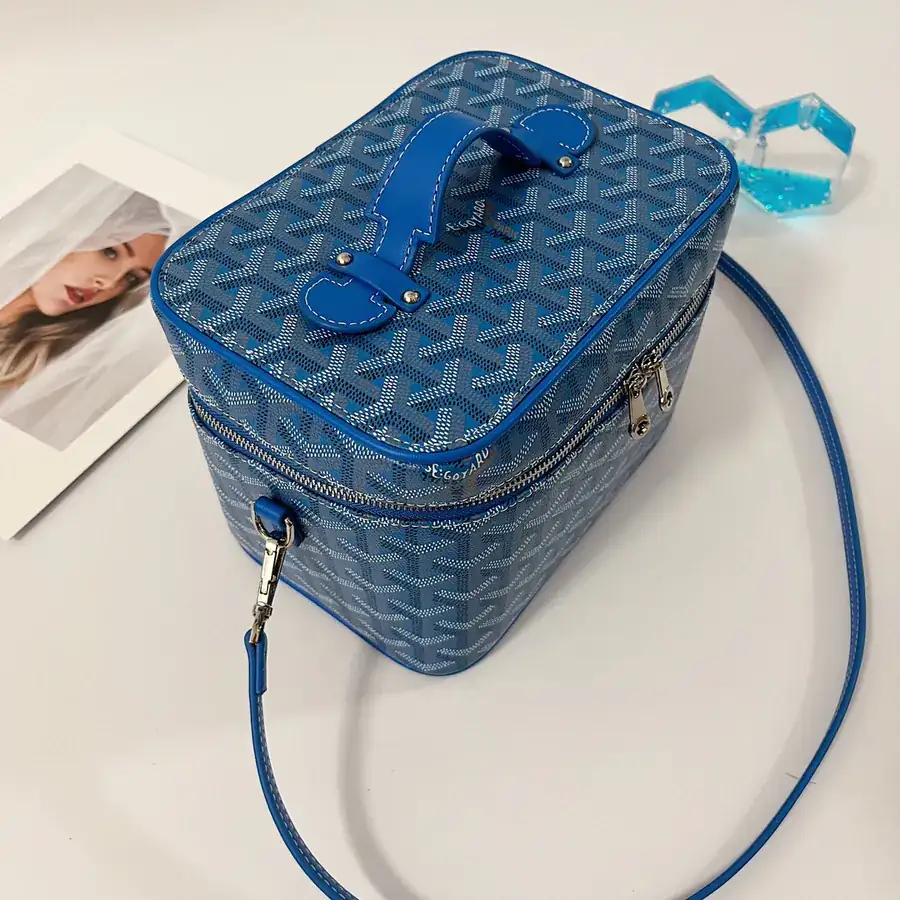Muse Cosmetic Bag with Smart Interior Space