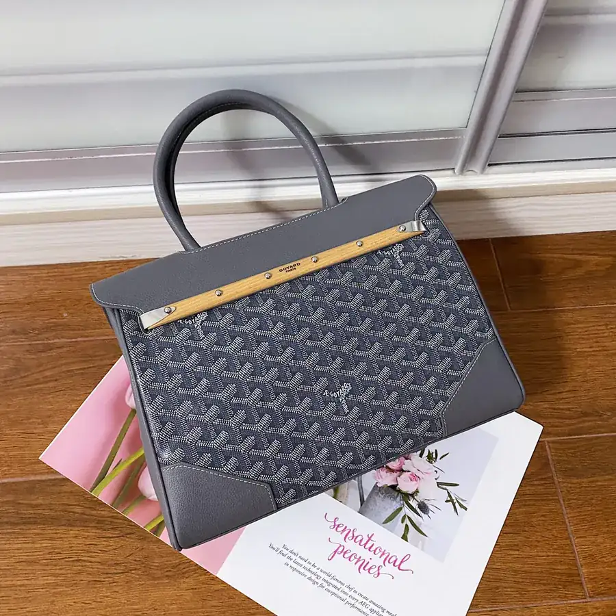 Goyar Saïgon Tote A Versatile and Chic Tote Bag