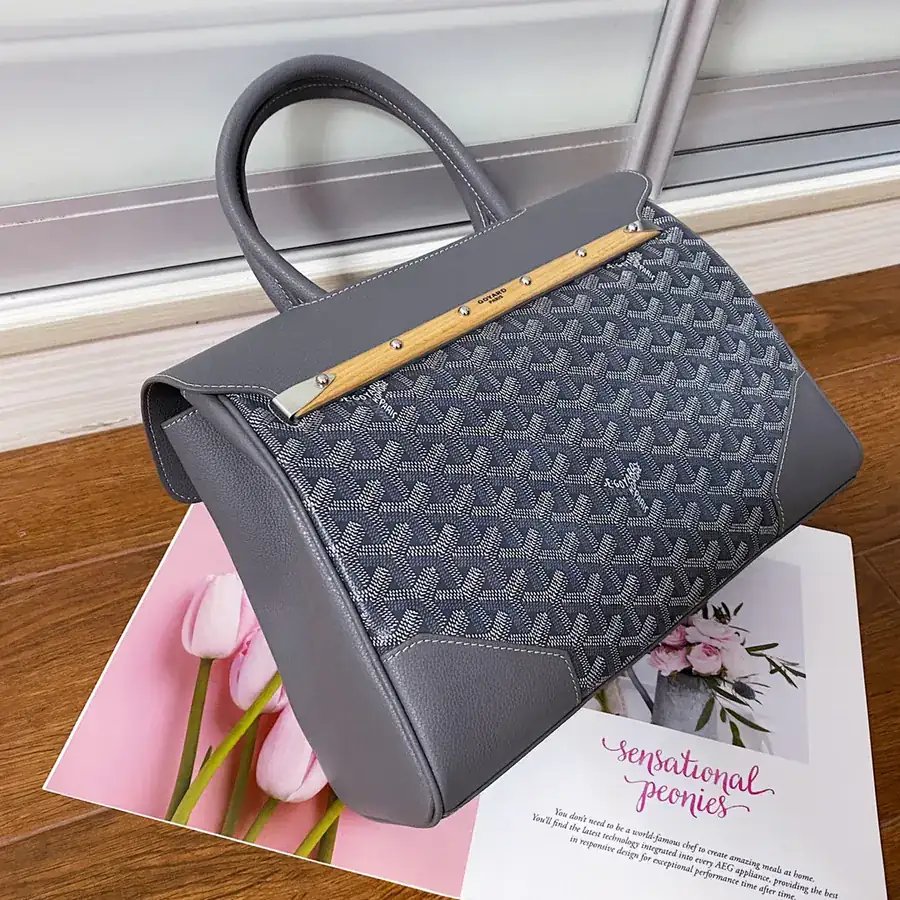 Goyar Saïgon Tote A Versatile and Chic Tote Bag