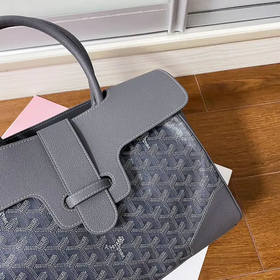Goyar Saïgon Tote A Versatile and Chic Tote Bag
