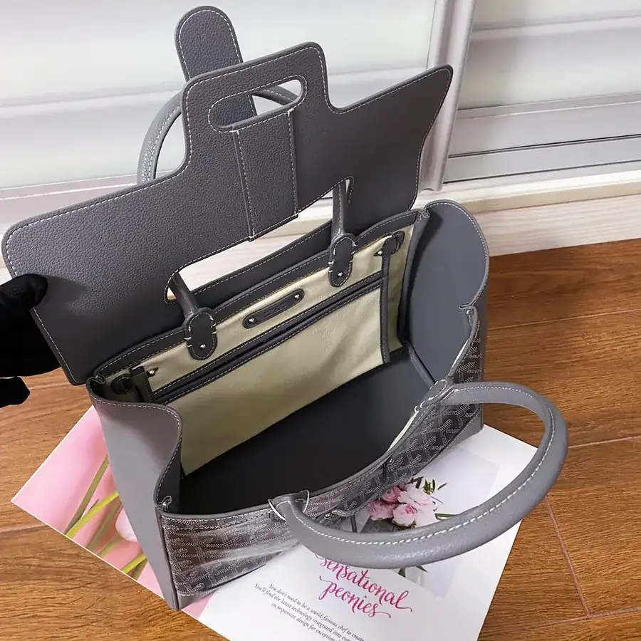 Goyar Saïgon Tote A Versatile and Chic Tote Bag