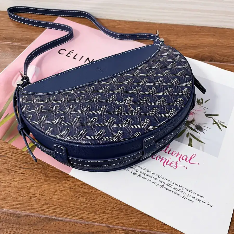 Goya Half Moon Bag Classic Style, Versatile Design