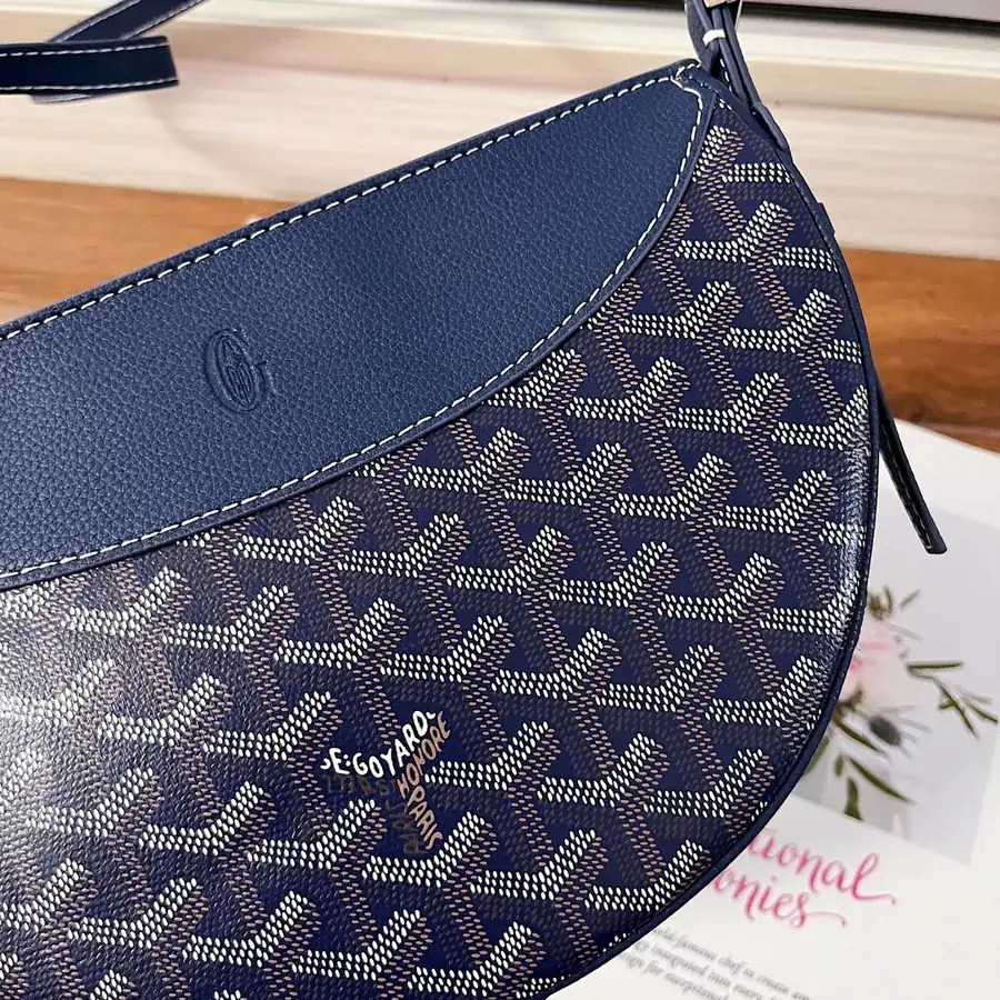 Goya Half Moon Bag Classic Style, Versatile Design