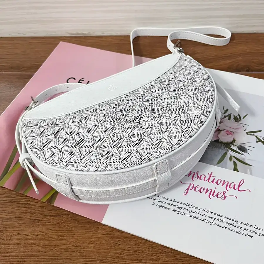 Goya Half Moon Bag Classic Design, Versatile Style