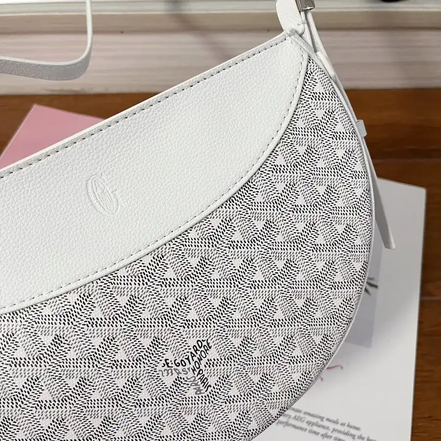 Goya Half Moon Bag Classic Design, Versatile Style