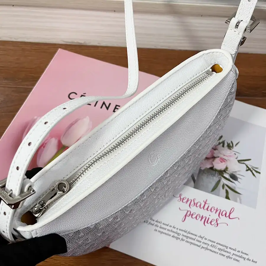 Goya Half Moon Bag Classic Design, Versatile Style