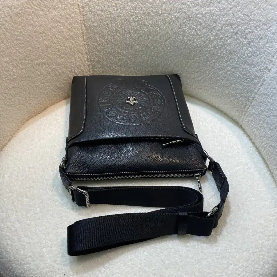 CROOS New Shoulder Bag with Premium Grained Calfskin