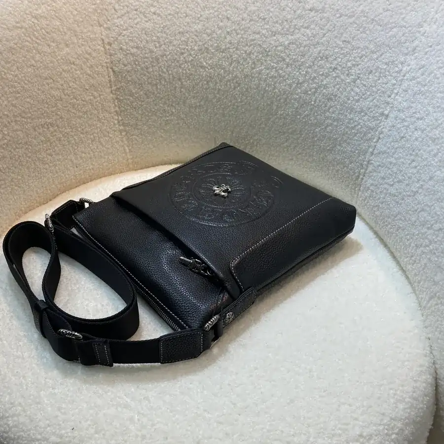 CROOS New Shoulder Bag with Premium Grained Calfskin