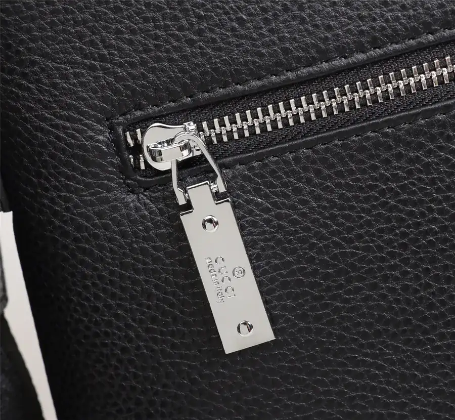 Gucci Practical Style Handbag
