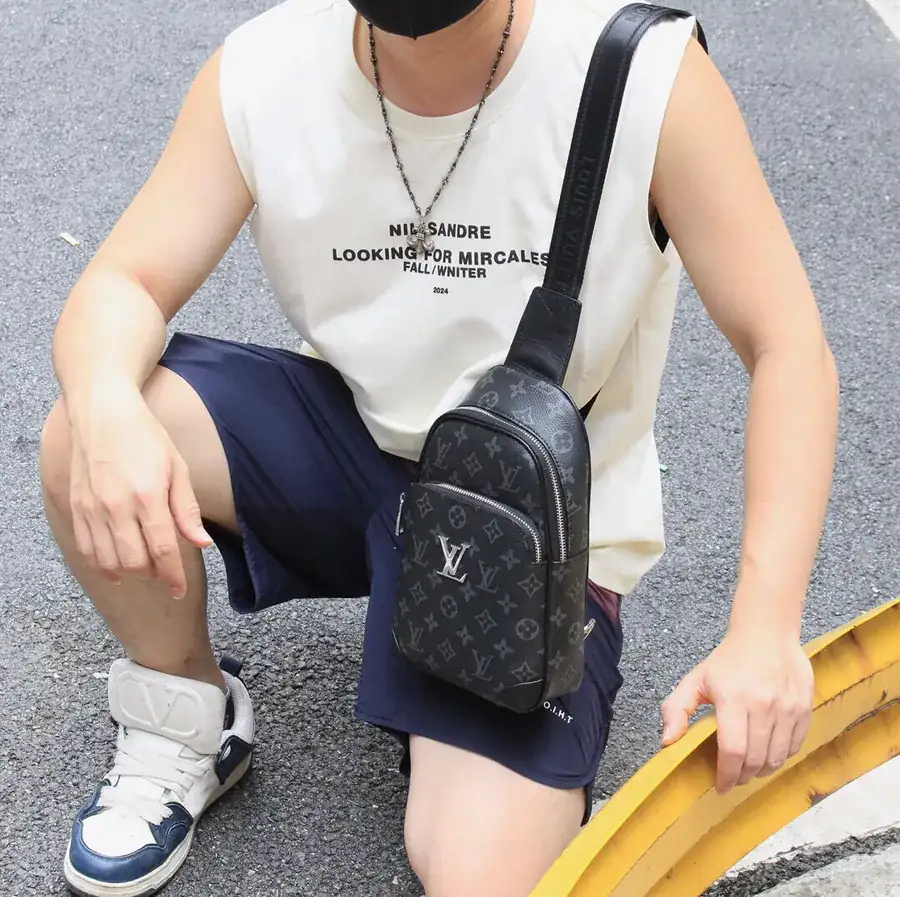 V Maison Vintage Chest Bag