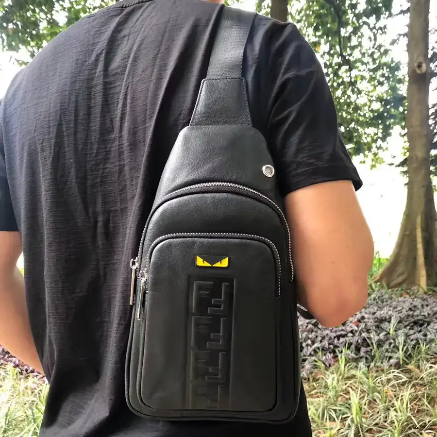 FENDI 醉爆款 Chest Bag