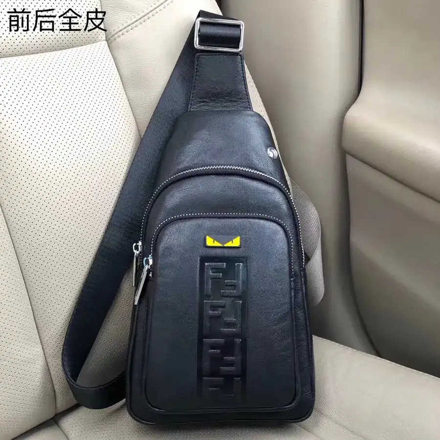 FENDI 醉爆款 Chest Bag