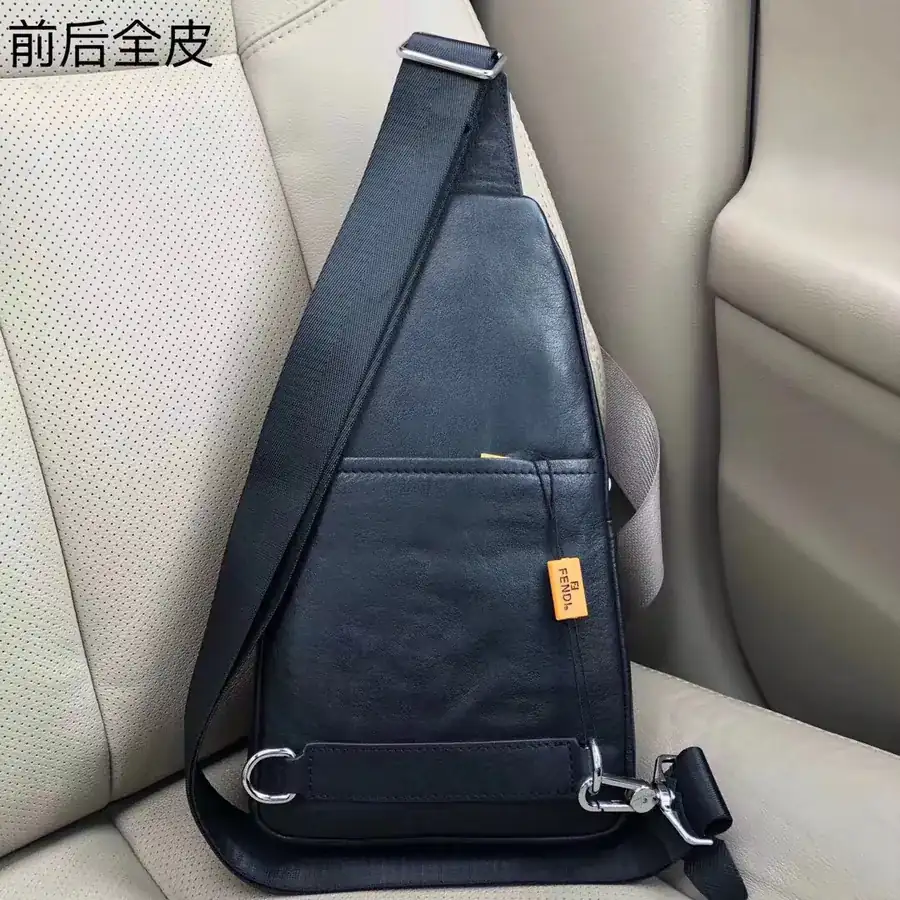 FENDI 醉爆款 Chest Bag