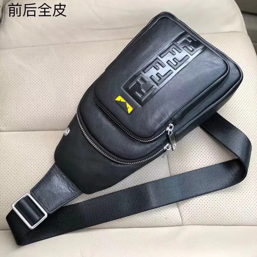 FENDI 醉爆款 Chest Bag