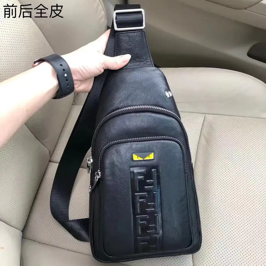 FENDI 醉爆款 Chest Bag