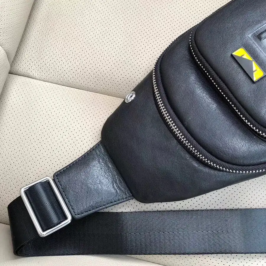 FENDI 醉爆款 Chest Bag