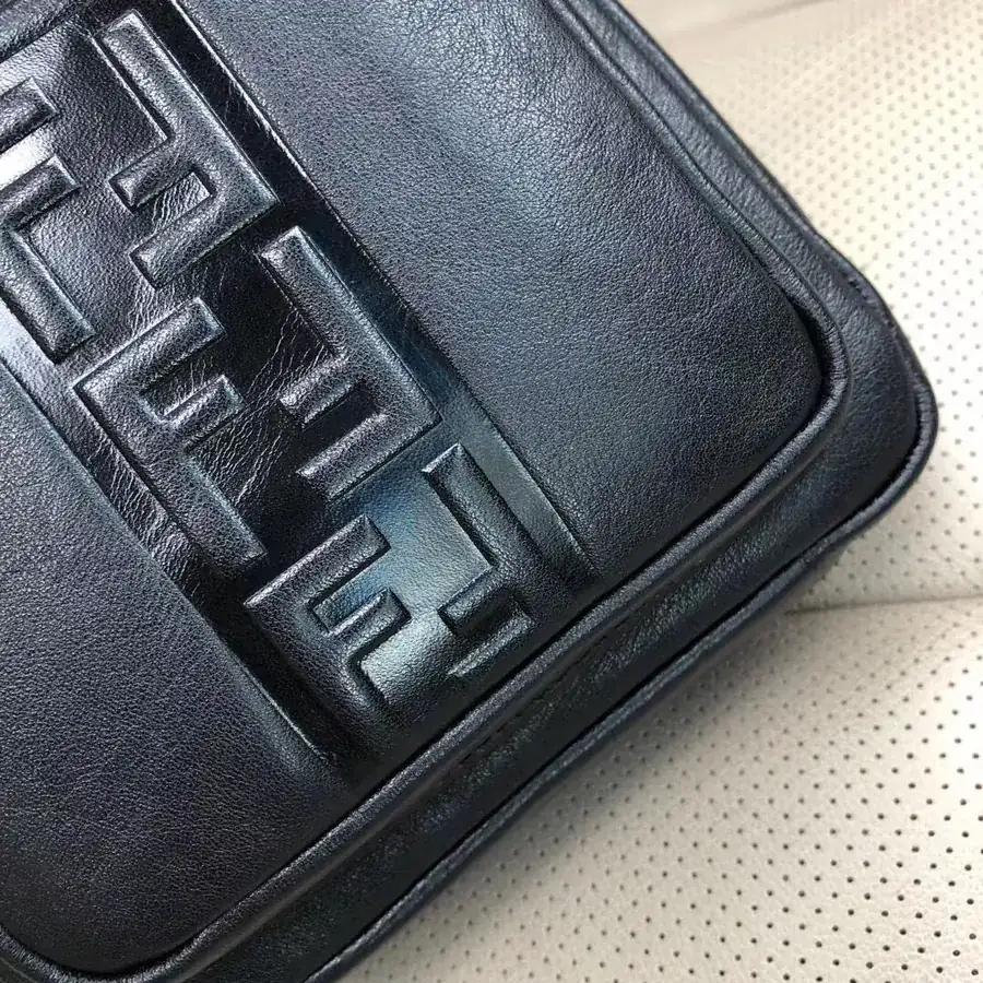 FENDI 醉爆款 Chest Bag