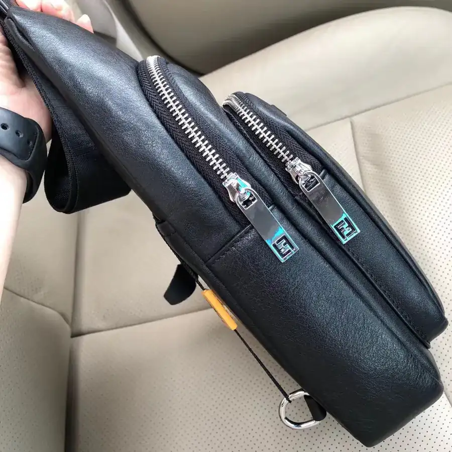 FENDI 醉爆款 Chest Bag