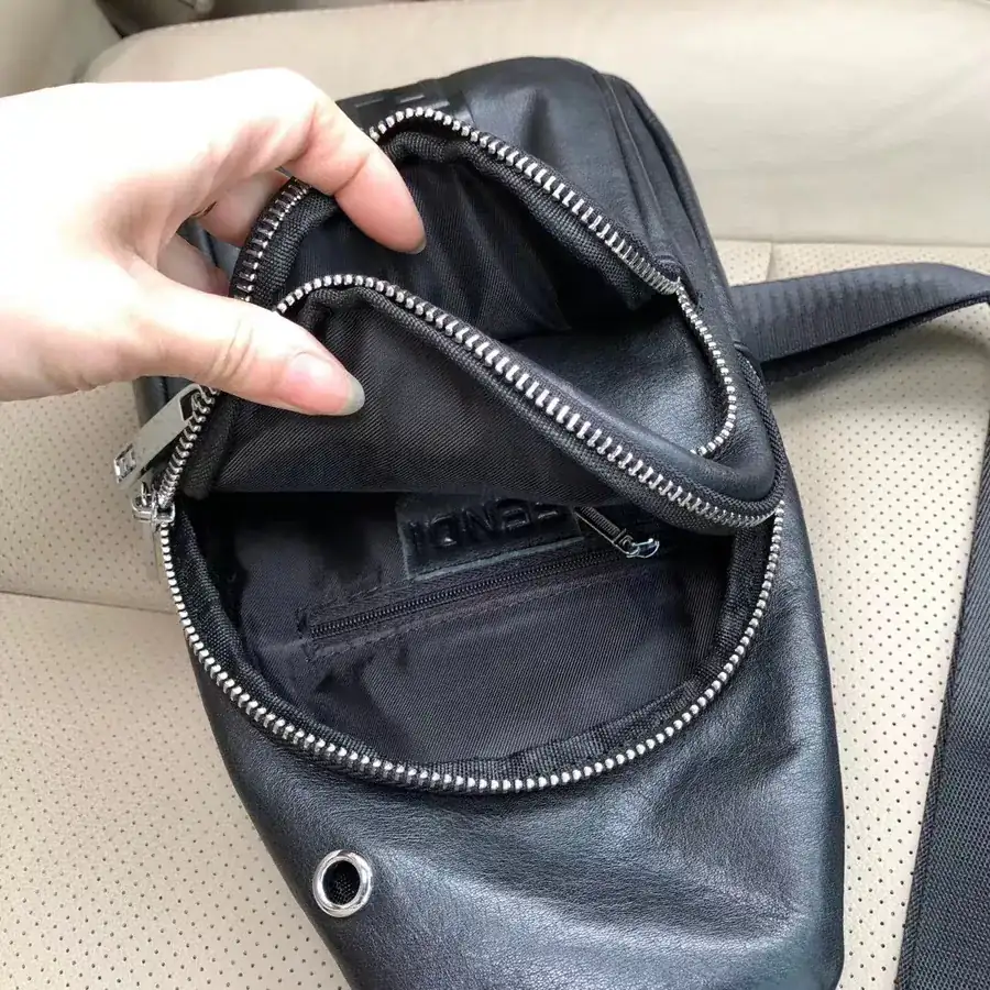 FENDI 醉爆款 Chest Bag