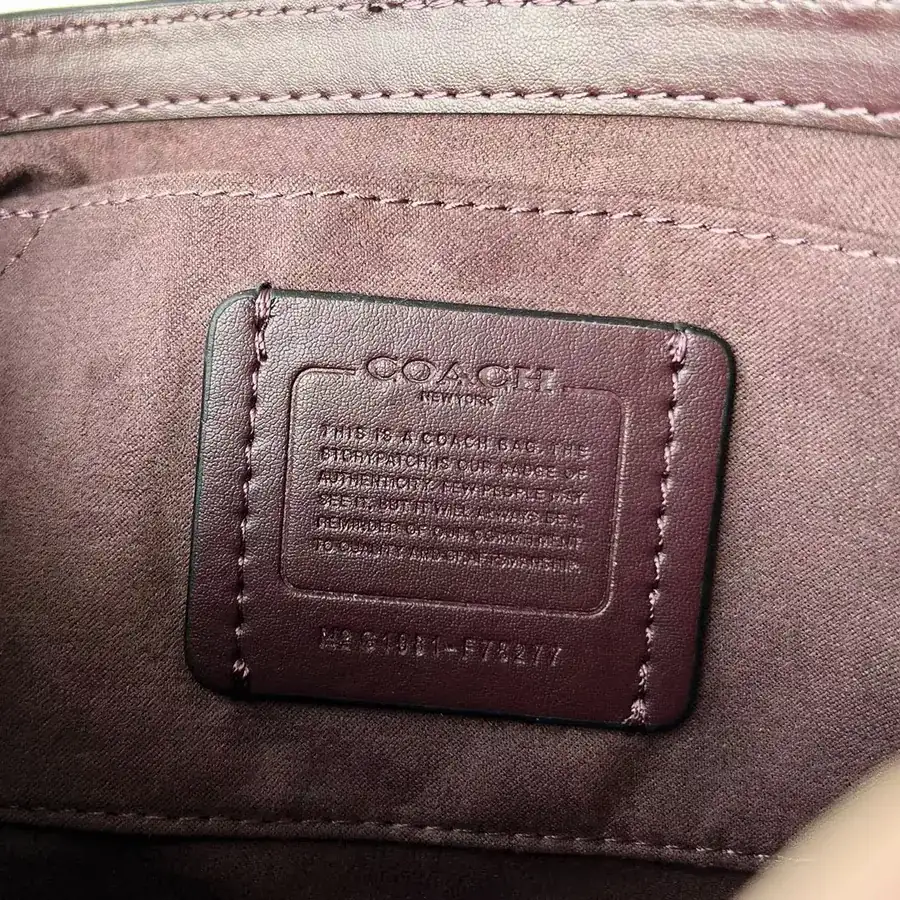 P250 C 78277 Classic C Logo Calfskin化妆包