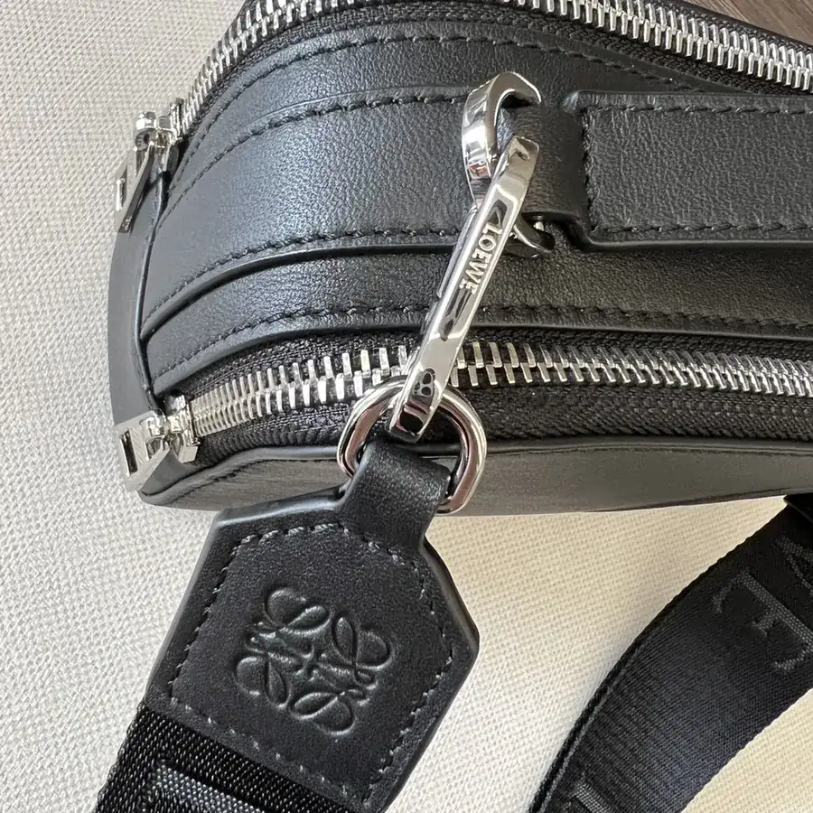 Löwe New Mini Camera Bag Classic Calfskin