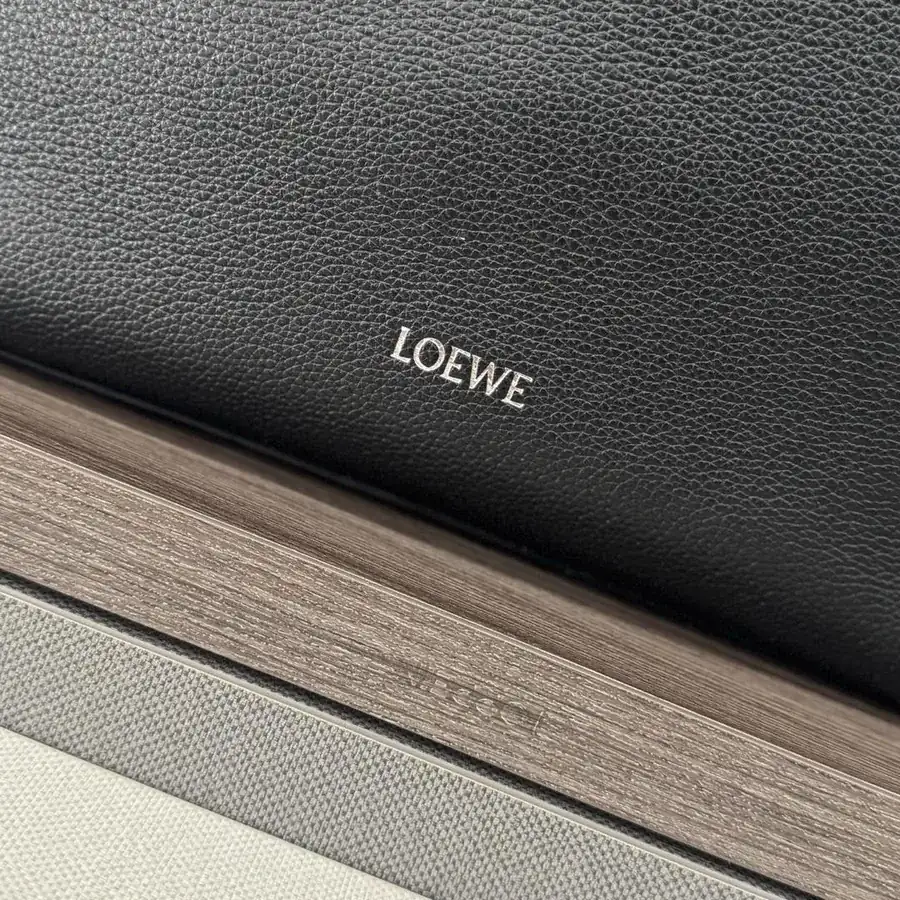 LOEWÉ Pebble Hobo Minimalist Vertical Tote