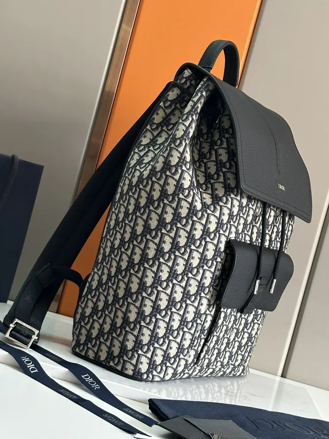 Motion Shoulder Bag Elegant and Sophisticated