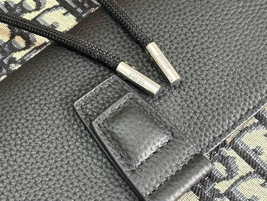 Motion Shoulder Bag Elegant and Sophisticated