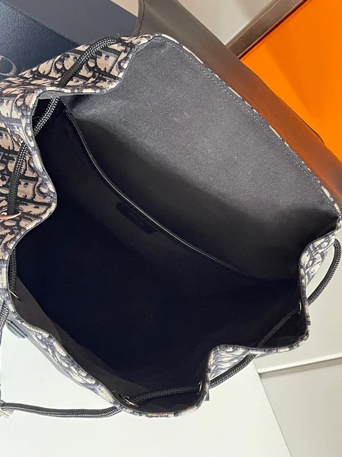 Motion Shoulder Bag Elegant and Sophisticated