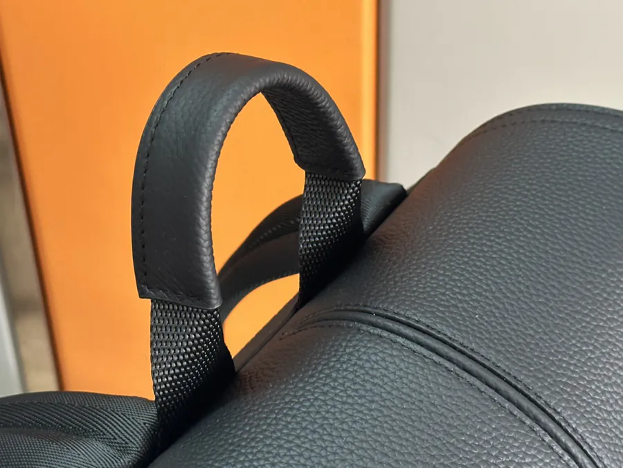 Motion Shoulder Bag Elegant and Sophisticated