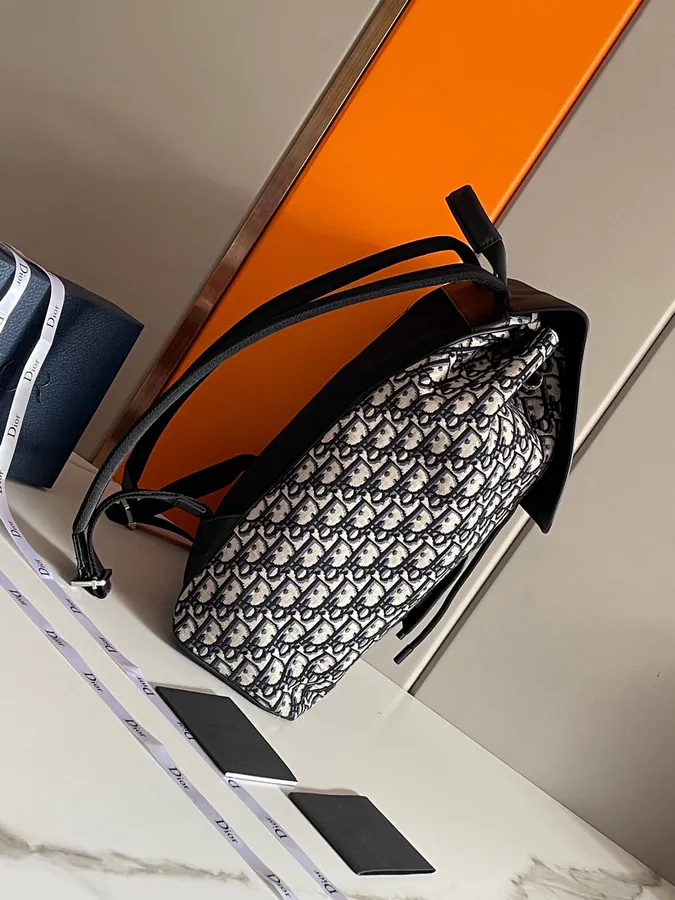 Motion Shoulder Bag Elegant and Sophisticated