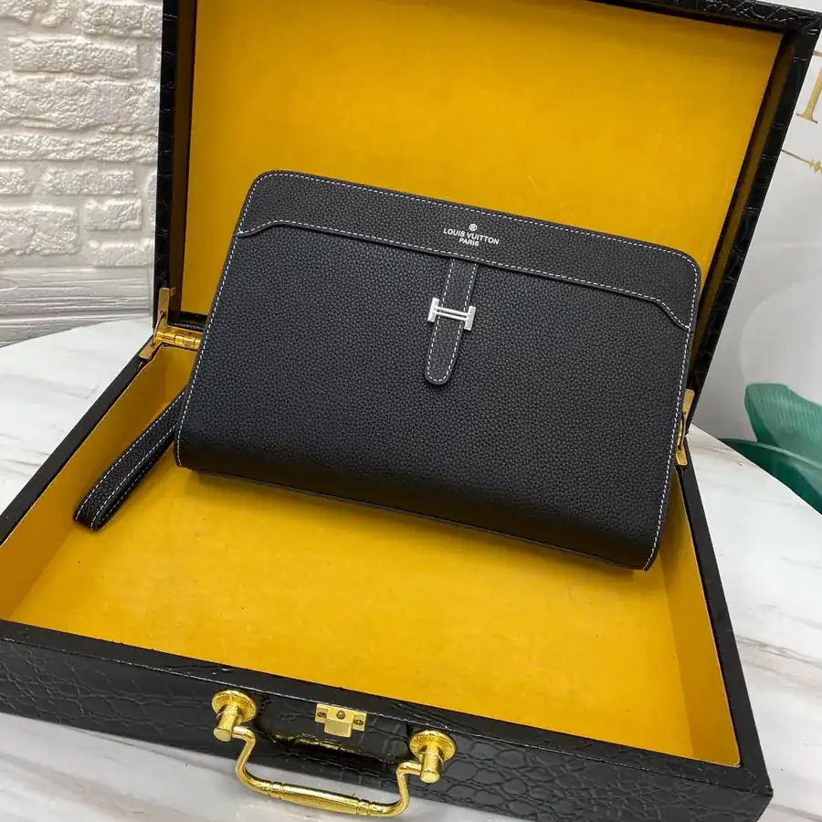 L Brand New Leisure Handbag
