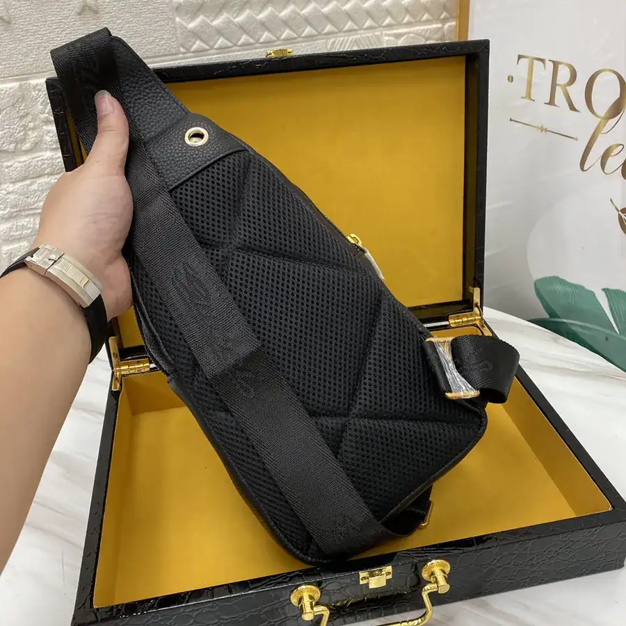 Gucci Men's Chest Bag Latest Style