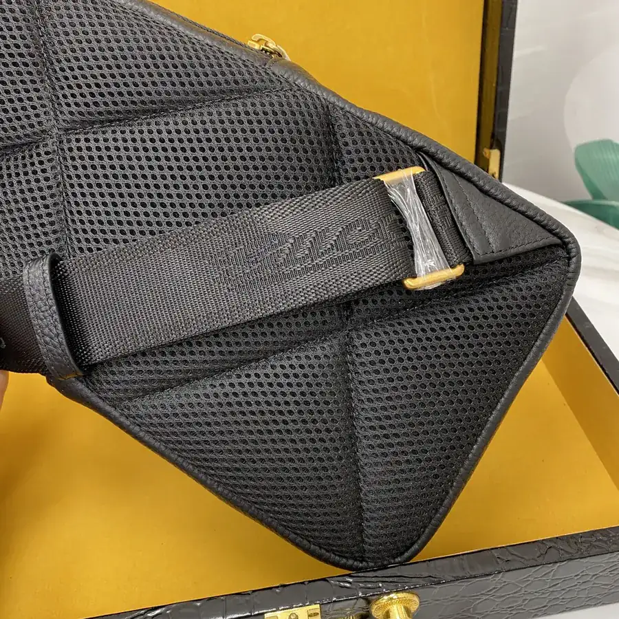 Gucci Men's Chest Bag Latest Style